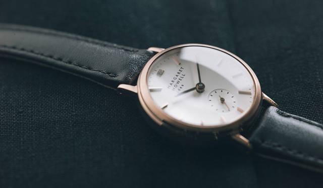 <strong>MARGARET HOWELL idea watch｜マーガレット・ハウエル アイデア ウォッチ</strong><br />12時位置にダイヤモンドを飾ったミニマルなダイヤルデザインに上品なフォントのアラビアを配置した20周年記念モデル