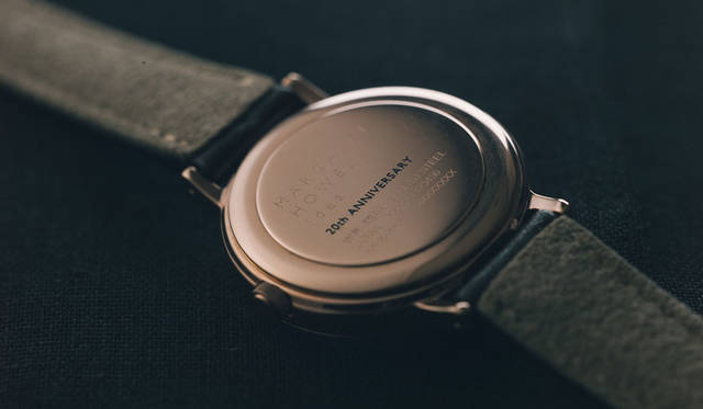 <strong>MARGARET HOWELL idea watch｜マーガレット・ハウエル アイデア ウォッチ</strong><br />20周年記念モデルは、ケースバックに20周年を記念した刻印入り