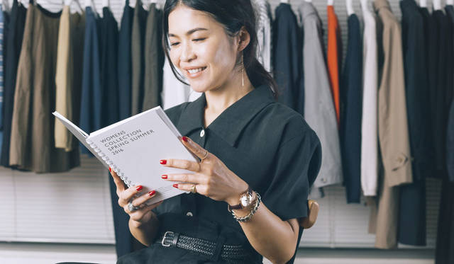 <strong>MARGARET HOWELL idea watch｜マーガレット・ハウエル アイデア ウォッチ</strong><br />ゆったりとした時の流れを感じさせてくれる20周年記念モデルを腕にして、マーガレット・ハウエル2016年春夏コレクションのルックブックをチェック