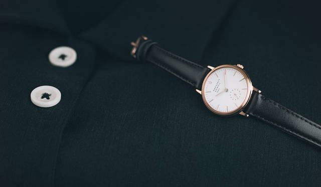 <strong>MARGARET HOWELL idea watch｜マーガレット・ハウエル アイデア ウォッチ</strong><br />20周年記念モデルは、2015年初に発売されたモデルをベースにしているが、「マーガレット・ハウエル アイデア ウォッチの21年目に向けた20周年モデル」として、落ち着いたカラーリングを基調にハウエルらしさをより追求