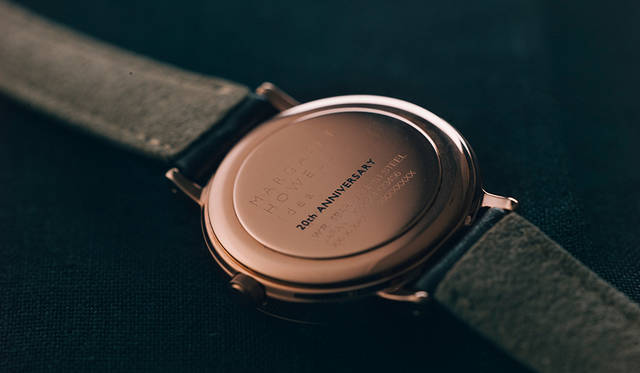 <strong>MARGARET HOWELL idea watch｜マーガレット・ハウエル アイデア ウォッチ</strong><br />20周年記念モデルは、ケースバックに20周年を記念した刻印入り