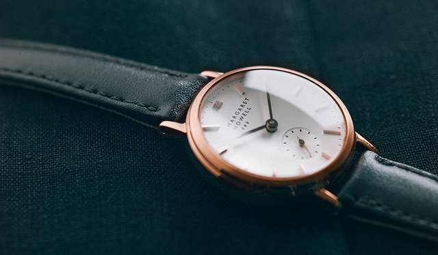 <strong>MARGARET HOWELL idea watch｜マーガレット・ハウエル アイデア ウォッチ</strong><br />12時位置にダイヤモンドを飾ったミニマルなダイヤルデザインに上品なフォントのアラビアを配置した20周年記念モデル