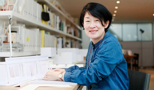 <strong>MARGARET HOWELL idea watch｜マーガレット・ハウエル アイデア ウォッチ</strong><br />撮影は、ロンドンにある安積さんのデザイン事務所「t.n.a. Design Studio」にて。3年ほど仕事着や旅のアイテムとして着つづけている「MHL.」のドレスで登場