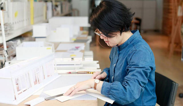 <strong>MARGARET HOWELL idea watch｜マーガレット・ハウエル アイデア ウォッチ</strong><br />「今手がけているインテリアの仕事では、大事に作られる商品群が素敵に見えるよう、どうやって魅力的な空間を周りに作ろうか……と模型を作りながら考えている瞬間がとても好きです」