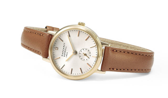 <strong>MARGARET HOWELL idea watch｜マーガレット・ハウエル アイデア ウォッチ</strong><br />20周年記念モデルの感想は「女性らしい優しい印象で控えめな存在ながら、ほとんど本人しか気づかないような“小さなチャーム”があって、それが忙しい毎日に心理的なうるおいを与えてくれるような、そういう雰囲気が気に入りました」とコメント