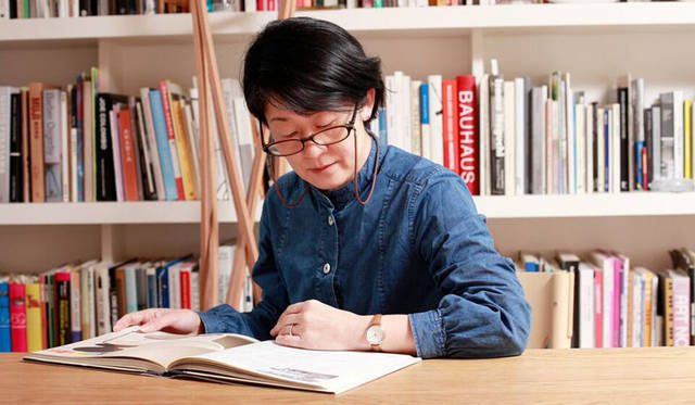 <strong>MARGARET HOWELL idea watch｜マーガレット・ハウエル アイデア ウォッチ</strong><br />デザインの仕事について安積さんは、「インテリアデザインの場合は、ブランドのイメージと品質、そして“今”の雰囲気を空間を通して伝えることがミッションだと思っています」と答える