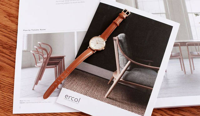<strong>MARGARET HOWELL idea watch｜マーガレット・ハウエル アイデア ウォッチ</strong><br />家具メーカー「ERCOL（アーコール）」社のカタログ表紙の下にあるダイニングチェア（スタッキングしているイス）が、安積さんがデザインした「Flowチェア」