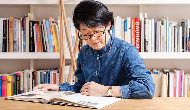 <strong>MARGARET HOWELL idea watch｜マーガレット・ハウエル アイデア ウォッチ</strong><br />デザインの仕事について安積さんは、「インテリアデザインの場合は、ブランドのイメージと品質、そして“今”の雰囲気を空間を通して伝えることがミッションだと思っています」と答える