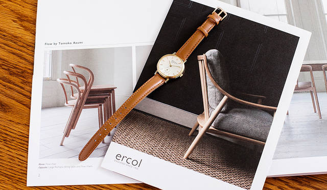 <strong>MARGARET HOWELL idea watch｜マーガレット・ハウエル アイデア ウォッチ</strong><br />家具メーカー「ERCOL（アーコール）」社のカタログ表紙の下にあるダイニングチェア（スタッキングしているイス）が、安積さんがデザインした「Flowチェア」