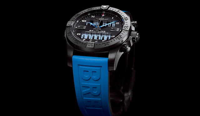 <strong>エキゾスペース　B55</strong><br />ケース｜ブラックチタン<br />直径｜46mm<br />ムーブメント｜自社開発・製造ブライトリングB55 公認クロノメーター・キャリバー。温度補正スーパークォーツ<br />機能｜アナログ指針表示、バックライト付LCD デジタル12/24 時間表示。1/100 秒クロノグラフ、UTCによる基準時刻、カウントダウン・カウントアップ（MET）機能、フライトタイム・クロノグラフ、ラップタイマー・クロノグラフ、カウントダウン、第2タイムゾーン、曜日を設定できる7つのアラーム、週表示付永久カレンダー、バッテリー充電状態表示<br />ストラップ｜ラバー<br />防水｜100m<br />価格｜120万円（税別）
