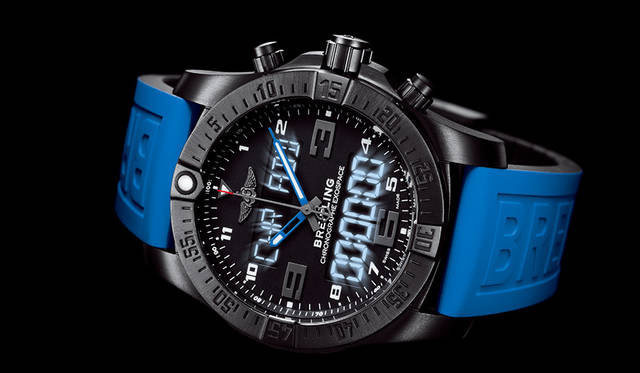 <strong>エキゾスペース　B55</strong><br />ケース｜ブラックチタン<br />直径｜46mm<br />ムーブメント｜自社開発・製造ブライトリングB55 公認クロノメーター・キャリバー。温度補正スーパークォーツ<br />機能｜アナログ指針表示、バックライト付LCD デジタル12/24 時間表示。1/100 秒クロノグラフ、UTCによる基準時刻、カウントダウン・カウントアップ（MET）機能、フライトタイム・クロノグラフ、ラップタイマー・クロノグラフ、カウントダウン、第2タイムゾーン、曜日を設定できる7つのアラーム、週表示付永久カレンダー、バッテリー充電状態表示<br />ストラップ｜ラバー<br />防水｜100m<br />価格｜120万円（税別）