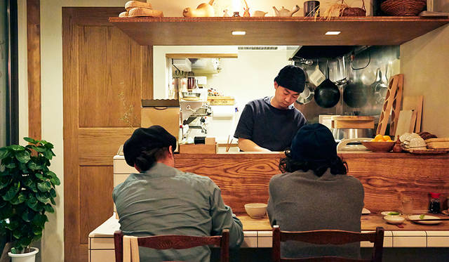 2席のみのカウンター。店主と話せる席ではあるが、基本的に無口