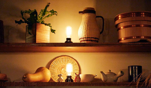 雰囲気づくりにひと役かっているカウンター上の小物たちと間接照明