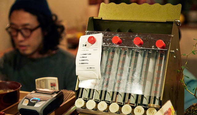 キャッシャー。オーダー管理と計算は「iPad」という使い分け