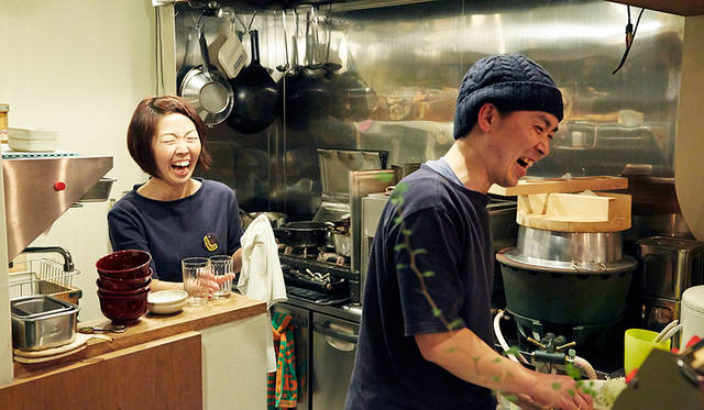 笑顔が素敵な店主夫妻。奥さんは、建築事務所の仕事を終えた後に食堂を手伝っている