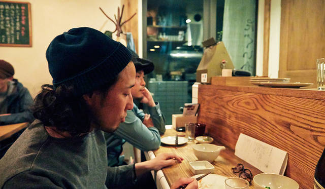 角田陽太（手前）、インテリアデザイナーの波田野好胤氏、フォトグラファーの白石和弘氏の３人で訪れた