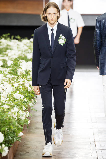 フラワーパッチ付きジャケット<br />価格｜30万円（税抜）