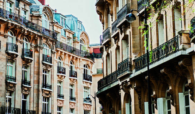 ベージュ サンドレのモチーフとなったパリ16区