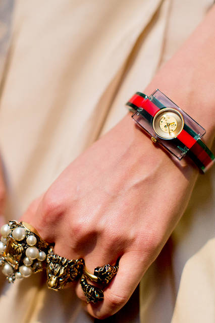 新作「グリーン・レッド・グリーン ウォッチ」は、大胆なデザインとカラーリングが特徴的。<br /><br />Ⓒ Courtesy of Kevin Tachman for Gucci