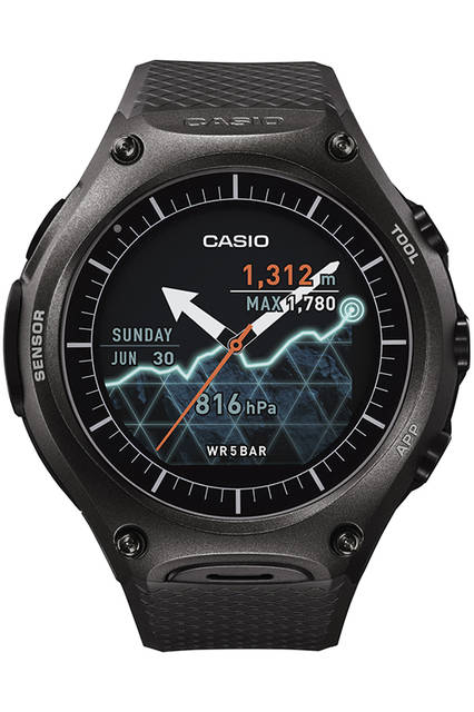 <strong>スマート アウトドア ウォッチ WSD-F10</strong><br />サイズ｜縦61.7✕横56.4mm<br />厚さ｜15.7mm<br />バッテリー｜マグネット圧着式端子による充電。通常使用：１日以上、時計のみ使用：約1カ月以上の電池寿命のリチウムイオン電池、寿命は使用環境によって変動<br />センサー｜圧力（気圧／高度）センサー、加速度センサー、ジャイロセンサー、方位（磁気）センサー<br />OS｜アンドロイドウェアを搭載、各種スマートフォンアプリと連携可能<br />ストラップ｜ラバー<br />防水｜5気圧<br />発売時期｜3月末予定<br />価格｜7万5600円