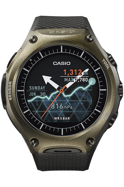 <strong>スマート アウトドア ウォッチ WSD-F10</strong><br />サイズ｜縦61.7✕横56.4mm<br />厚さ｜15.7mm<br />バッテリー｜マグネット圧着式端子による充電。通常使用：１日以上、時計のみ使用：約1カ月以上の電池寿命のリチウムイオン電池、寿命は使用環境によって変動<br />センサー｜圧力（気圧／高度）センサー、加速度センサー、ジャイロセンサー、方位（磁気）センサー<br />OS｜アンドロイドウェアを搭載、各種スマートフォンアプリと連携可能<br />ストラップ｜ラバー<br />防水｜5気圧<br />発売時期｜3月末予定<br />価格｜7万5600円