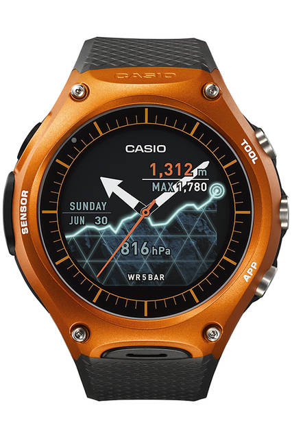 <strong>スマート アウトドア ウォッチ WSD-F10</strong><br />サイズ｜縦61.7✕横56.4mm<br />厚さ｜15.7mm<br />バッテリー｜マグネット圧着式端子による充電。通常使用：１日以上、時計のみ使用：約1カ月以上の電池寿命のリチウムイオン電池、寿命は使用環境によって変動<br />センサー｜圧力（気圧／高度）センサー、加速度センサー、ジャイロセンサー、方位（磁気）センサー<br />OS｜アンドロイドウェアを搭載、各種スマートフォンアプリと連携可能<br />ストラップ｜ラバー<br />防水｜5気圧<br />発売時期｜3月末予定<br />価格｜7万5600円