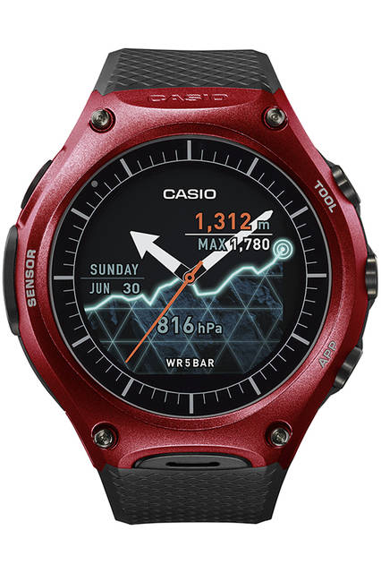<strong>スマート アウトドア ウォッチ WSD-F10</strong><br />サイズ｜縦61.7✕横56.4mm<br />厚さ｜15.7mm<br />バッテリー｜マグネット圧着式端子による充電。通常使用：１日以上、時計のみ使用：約1カ月以上の電池寿命のリチウムイオン電池、寿命は使用環境によって変動<br />センサー｜圧力（気圧／高度）センサー、加速度センサー、ジャイロセンサー、方位（磁気）センサー<br />OS｜アンドロイドウェアを搭載、各種スマートフォンアプリと連携可能<br />ストラップ｜ラバー<br />防水｜5気圧<br />発売時期｜3月末予定<br />価格｜7万5600円