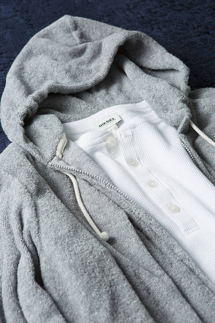 パーカ｜1万2800円（税抜）<br/>ヘンリーネックTシャツ｜9800円（税抜）