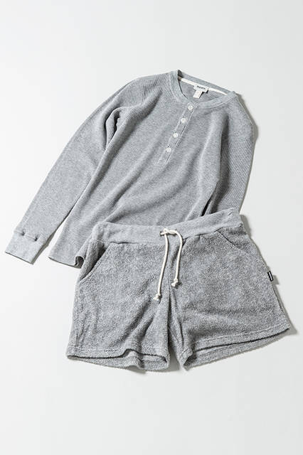 ヘンリーネックTシャツ｜9800円（税抜）<br/>ショートパンツ｜8800円（税抜）