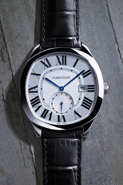 08_DRIVE_DE_-CARTIER <strong>ドライブ ドゥ カルティエ</strong><br />ケース|ステンレススチール<br />直径|40mm<br />ムーブメント|自動巻き(Cal.1904-PS MC)<br />ストラップ|アリゲーター<br />防水|日常生活<br />発売時期|2016年5月予定<br />予価|71万円