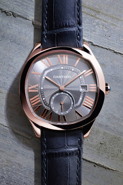 10_DRIVE_DE_-CARTIER <strong>ドライブ ドゥ カルティエ</strong><br />ケース|18Kピンクゴールド<br />直径|40mm<br />ムーブメント|自動巻き(Cal.1904-PS MC)<br />ストラップ|アリゲーター<br />防水|日常生活<br />発売時期|2016年5月予定<br />予価|220万円<br />