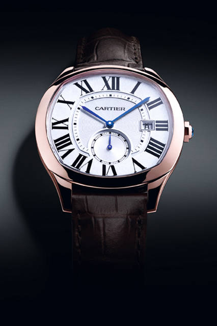 15_DRIVE_DE_-CARTIER <strong>ドライブ ドゥ カルティエ</strong><br />ケース|18Kピンクゴールド<br />直径|40mm<br />ムーブメント|自動巻き(Cal.1904-PS MC)<br />ストラップ|アリゲーター<br />防水|日常生活<br />発売時期|2016年5月予定<br />予価|220万円<br />