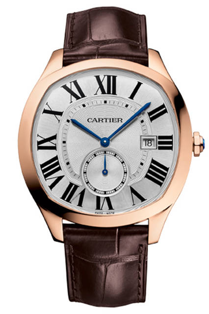 03_DRIVE_DE_CARTIER_AUTO_PG <strong>ドライブ ドゥ カルティエ</strong><br />ケース|18Kピンクゴールド<br />直径|40mm<br />ムーブメント|自動巻き(Cal.1904-PS MC)<br />ストラップ|アリゲーター<br />防水|日常生活<br />発売時期|2016年5月予定<br />予価|220万円<br /><br />Vincent Wulveryck Ⓒ Cartier