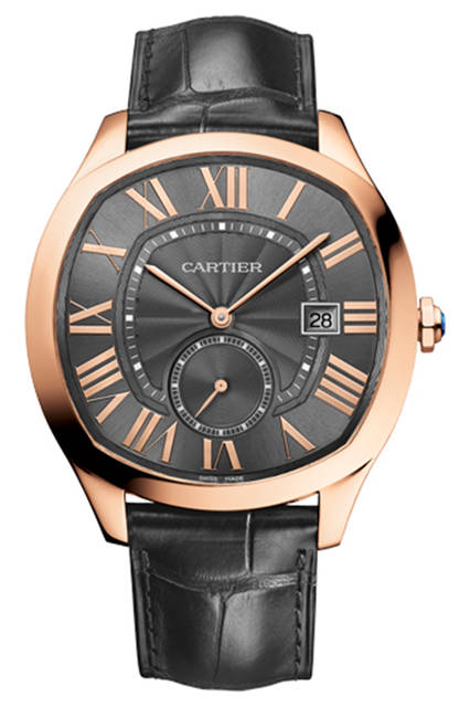 05_DRIVE_DE_CARTIER_AUTO_PG <strong>ドライブ ドゥ カルティエ</strong><br />ケース|18Kピンクゴールド<br />直径|40mm<br />ムーブメント|自動巻き(Cal.1904-PS MC)<br />ストラップ|アリゲーター<br />防水|日常生活<br />発売時期|2016年5月予定<br />予価|220万円<br /><br />Vincent Wulveryck Ⓒ Cartier