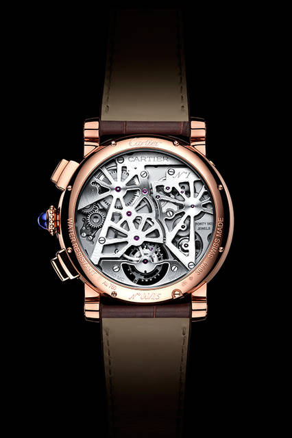 8 <strong>ロトンド ドゥ カルティエ アース&ムーン</strong><br />ケース|18Kピンクゴールド<br />直径|47mm<br />厚さ|16.65mm<br />ムーブメント|手巻き(Cal.9440 MC)<br />機能|トゥールビヨン、オンデマンド式ムーンフェイズ(4時位置のボタンを押すと円盤がキャリッジを隠し、月齢を表示)、第2時間帯表示<br />ストラップ|アリゲーター<br />防水|日常生活<br />限定数|世界15本(個別の製造番号入り)<br />発売時期|2016年4月予定<br />予価|2820万円
