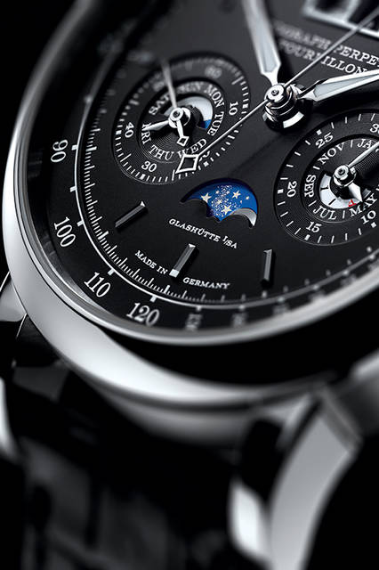 <strong>ダトグラフ・パーペチュアル・トゥールビヨン</strong><br />ケース｜プラチナ<br />直径｜41.5mm<br />厚さ｜14.6mm<br />ムーブメント｜手巻き（Cal.L952.2）<br />機能｜クロノグラフ（フライバック機能付き、12時間積算計、ステップ運針する30分積算計）、トゥールビヨン（ストップセコンド機能付き）、パーペチュアルカレンダー、アウトサイズデイト（2枚のディスクによる日付表示）、パワーリザーブ表示<br />ストラップ｜アリゲーター<br />防水｜3気圧<br />限定数｜100本<br />発売時期｜2016年10月予定<br />予価｜29万5000ユーロ