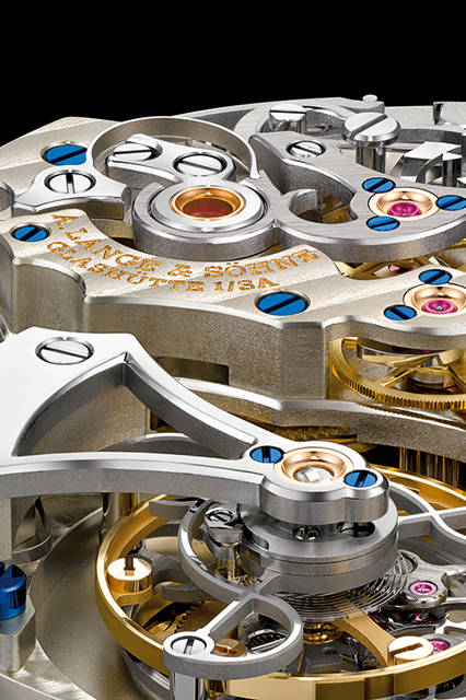 <strong>ダトグラフ・パーペチュアル・トゥールビヨン</strong><br />ケース｜プラチナ<br />直径｜41.5mm<br />厚さ｜14.6mm<br />ムーブメント｜手巻き（Cal.L952.2）<br />機能｜クロノグラフ（フライバック機能付き、12時間積算計、ステップ運針する30分積算計）、トゥールビヨン（ストップセコンド機能付き）、パーペチュアルカレンダー、アウトサイズデイト（2枚のディスクによる日付表示）、パワーリザーブ表示<br />ストラップ｜アリゲーター<br />防水｜3気圧<br />限定数｜100本<br />発売時期｜2016年10月予定<br />予価｜29万5000ユーロ