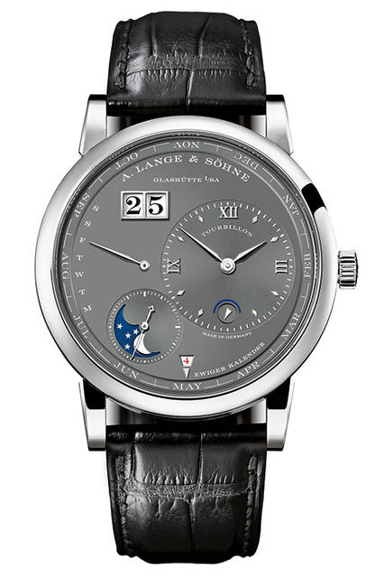 <strong>ランゲ1・トゥールビヨン・パーペチュアルカレンダー</strong><br />ケース｜18Kホワイトゴールド<br />直径｜41.9mm<br />厚さ｜12.2mm<br />ムーブメント｜自動巻き（Cal.L082.1）<br />機能｜パーペチュアルカレンダー（日付表示はアウトサイズデイト、曜日表示はレトログラード、月表示は回転リング、閏年表示を6時位置の窓に表示）、トゥールビヨン（ストップセコンド機能付き）、デイ・ナイト表示、ムーンフェイズ表示<br />ストラップ｜アリゲーター<br />防水｜3気圧<br />発売時期｜2016年4月予定<br />予価｜31万5900ユーロ