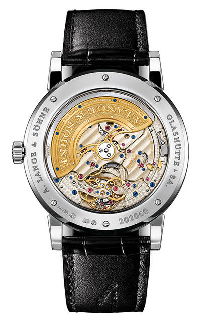 <strong>ランゲ1・トゥールビヨン・パーペチュアルカレンダー</strong><br />ケース｜18Kホワイトゴールド<br />直径｜41.9mm<br />厚さ｜12.2mm<br />ムーブメント｜自動巻き（Cal.L082.1）<br />機能｜パーペチュアルカレンダー（日付表示はアウトサイズデイト、曜日表示はレトログラード、月表示は回転リング、閏年表示を6時位置の窓に表示）、トゥールビヨン（ストップセコンド機能付き）、デイ・ナイト表示、ムーンフェイズ表示<br />ストラップ｜アリゲーター<br />防水｜3気圧<br />発売時期｜2016年4月予定<br />予価｜31万5900ユーロ