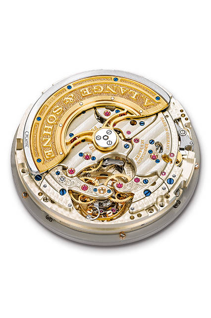 <strong>ランゲ1・トゥールビヨン・パーペチュアルカレンダー</strong><br />ケース｜18Kホワイトゴールド<br />直径｜41.9mm<br />厚さ｜12.2mm<br />ムーブメント｜自動巻き（Cal.L082.1）<br />機能｜パーペチュアルカレンダー（日付表示はアウトサイズデイト、曜日表示はレトログラード、月表示は回転リング、閏年表示を6時位置の窓に表示）、トゥールビヨン（ストップセコンド機能付き）、デイ・ナイト表示、ムーンフェイズ表示<br />ストラップ｜アリゲーター<br />防水｜3気圧<br />発売時期｜2016年4月予定<br />予価｜31万5900ユーロ