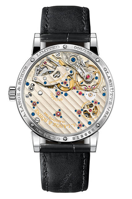 <strong>リヒャルト・ランゲ・ジャンピングセコンド</strong><br />ケース｜プラチナ<br />直径｜39.9mm<br />厚さ｜10.6mm<br />ムーブメント｜手巻き（Cal.L094.1）<br />機能｜レギュレーター、ジャンピングセコンド機構、ゼロリセット機構、コンスタントフォース機構、パワーリザーブ表示（ゼンマイ残量が10時間を切ると時計中央の三角の窓が赤に切り替わる）<br />ストラップ｜アリゲーター<br />防水｜3気圧<br />限定本数｜100本<br />発売時期｜2016年9月予定<br />予価｜7万8000ユーロ