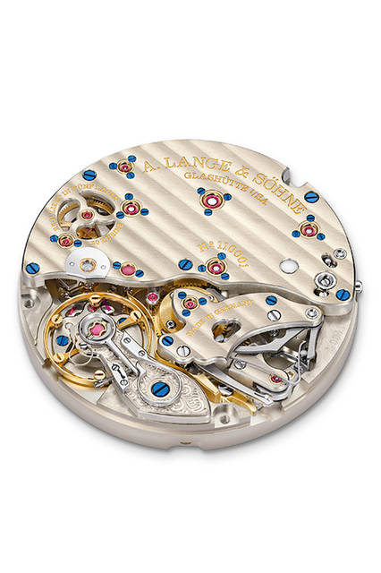 <strong>リヒャルト・ランゲ・ジャンピングセコンド</strong><br />ケース｜プラチナ<br />直径｜39.9mm<br />厚さ｜10.6mm<br />ムーブメント｜手巻き（Cal.L094.1）<br />機能｜レギュレーター、ジャンピングセコンド機構、ゼロリセット機構、コンスタントフォース機構、パワーリザーブ表示（ゼンマイ残量が10時間を切ると時計中央の三角の窓が赤に切り替わる）<br />ストラップ｜アリゲーター<br />防水｜3気圧<br />限定本数｜100本<br />発売時期｜2016年9月予定<br />予価｜7万8000ユーロ