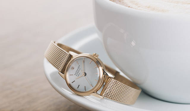 <strong>MARGARET HOWELL idea watch｜マーガレット・ハウエル アイデア ウォッチ</strong><br />きめ細かく肌馴染みの良いメッシュバンドと、女性に喜ばれるソーラーの機能性を兼ね備え、白蝶貝文字板に1ポイントダイヤモンドがあしらわれた上品なタイムピース