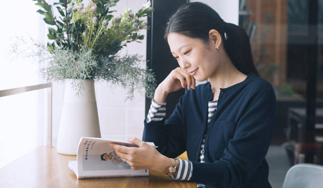 <strong>MARGARET HOWELL idea watch｜マーガレット・ハウエル アイデア ウォッチ</strong><br />昨年9月に出版された『森きみの毎日の家事が楽しくなるシンプル暮らし』は、森貴美子さん流の居心地の良い空間づくりと暮らし方を提案。「自分でできない部分も包み隠さず書いた、お掃除生活本です」と森さん