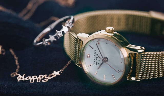 <strong>MARGARET HOWELL idea watch｜マーガレット・ハウエル アイデア ウォッチ</strong><br />腕時計と一緒に写っているのは、ジュエリーブランド「 ヨークス キャンディ」の2015年秋冬コレクションのネックレスと、2014年秋冬コレクションのリング