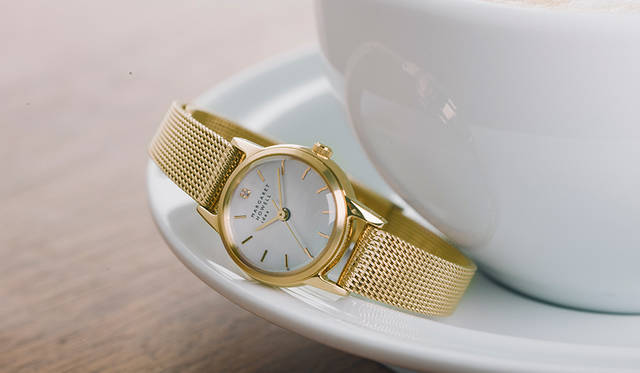 <strong>MARGARET HOWELL idea watch｜マーガレット・ハウエル アイデア ウォッチ</strong><br />きめ細かく肌馴染みの良いメッシュバンドと、女性に喜ばれるソーラーの機能性を兼ね備え、白蝶貝文字板に1ポイントダイヤモンドがあしらわれた上品なタイムピース