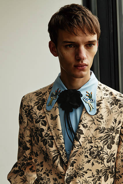 ハーバリウムプリントを全面に配し、ロマンチックな時代の気分を反映。胸元にはフラワーモチーフのタイで優雅さを、パンツの足元はサンダルで抜け感を表現し、計算されたバランスが今シーズンらしい新時代の魅力を引き出してくれる。<br><br>ジャケット34万6680円、パンツ12万5280円※実際の商品はスキニータイプになります、シャツ11万7720円、タイ5万2920円、シューズ11万160円／グッチ〈阪急メンズ大阪2階〉〈阪急メンズ東京2階〉