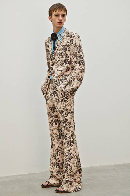 ハーバリウムプリントを全面に配し、ロマンチックな時代の気分を反映。胸元にはフラワーモチーフのタイで優雅さを、パンツの足元はサンダルで抜け感を表現し、計算されたバランスが今シーズンらしい新時代の魅力を引き出してくれる。<br><br>ジャケット34万6680円、パンツ12万5280円※実際の商品はスキニータイプになります、シャツ11万7720円、タイ5万2920円、シューズ11万160円／グッチ〈阪急メンズ大阪2階〉〈阪急メンズ東京2階〉