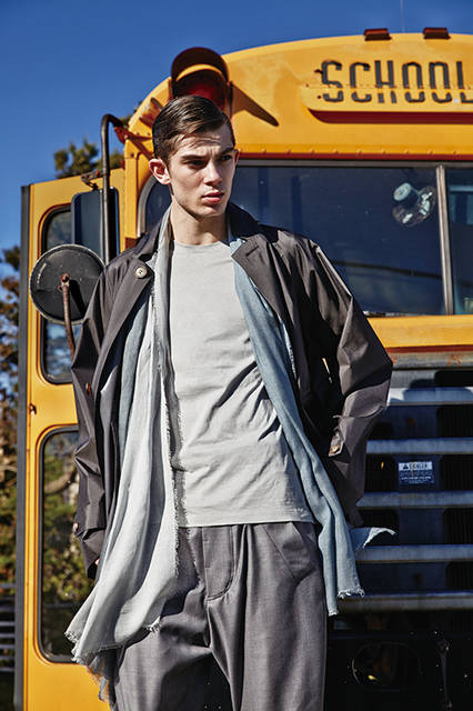 シングルブレストのハーフコートは、はっ水加工が施されたシルク素材。裏面のシームには止水テープをアクセントとしてあしらった、上品なデザインが特徴。ブラウンとグレーのコーディネートでまとめ、エアリーなスカーフで挿し色を。<br><br>ハーフコート58万3200円(阪急メンズ先行販売)、スカーフ11万1240円、パンツ、カットソーは参考商品／ジョルジオ アルマーニ〈阪急メンズ大阪3階〉〈阪急メンズ東京3階〉