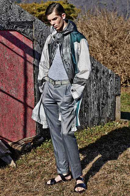 ヴェネツィアングラスの彩色からインスパイアされたアウターは、パーツごとにハンドペイントされ、それらを再び縫製するというクラフツマンシップに満ちたアイテム。上品さのなかにフレッシュな雰囲気を秘めた新作は要注目。<br><br>コート38万1240円、パンツ11万9880円、ニット8万8560円、シューズ12万2040円、ベルトは参考商品／ブリオーニ〈阪急メンズ大阪3階〉〈阪急メンズ東京3階〉